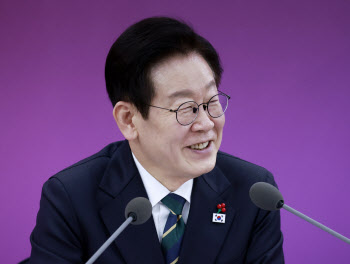 ‘생중계 업무보고’ 마무리한 李…투명성 성과·운영체계 정비 과제