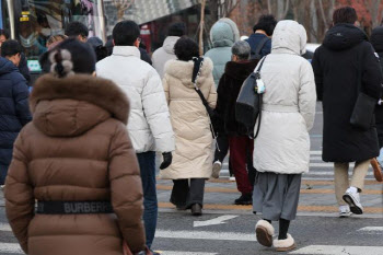 우산 챙기는 크리스마스이브…눈 대신 비