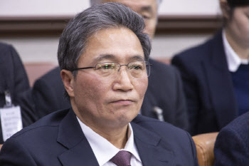 '책갈피 달러' 인천공항 사장 "보안검색 본질은 유해물품 적발"
