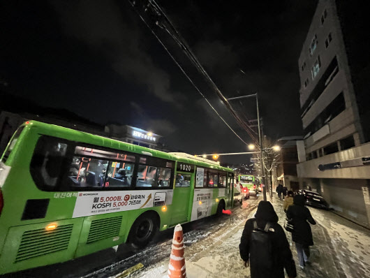 연말 심야 택시 '여유'…올빼미버스 이용객은 9% 증가