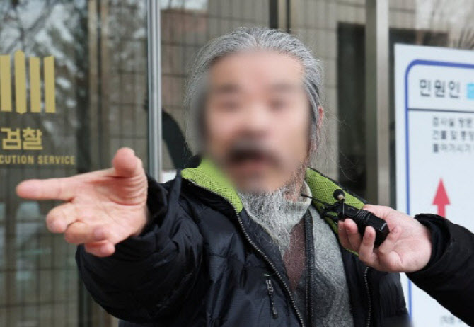 ‘주거지 무단이탈’ 조두순, 판사 앞 뒷짐 지고 “반성”…또 감옥갈까