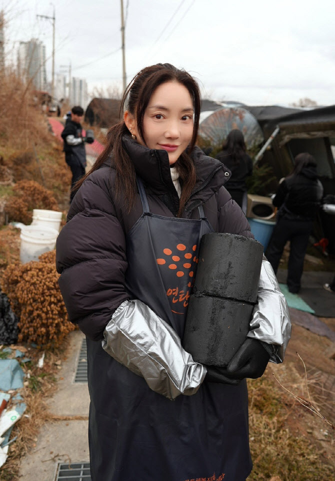 바다, '매드' 부르며 연탄봉사 활동… 손동표·정리아 동참