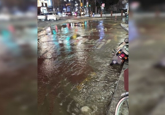 "한파인데 하필"…'물바다' 된 굽은다리역, 인근 상수도관 파열