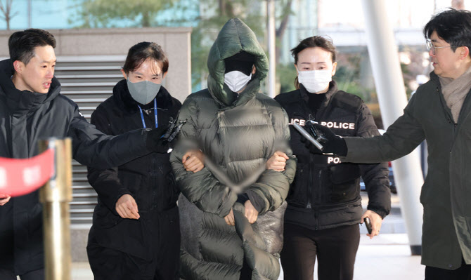 패딩 입고 영장심사 출석 황하나, “마약 투약?” 질문하자