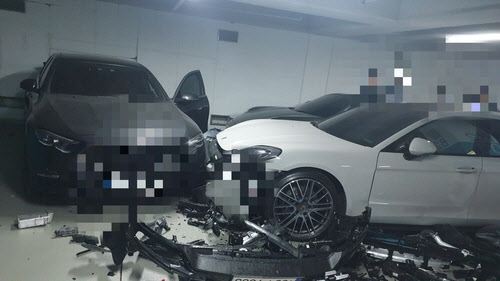 후진하던 벤츠→포르쉐 2대, BMW 2대, 제네시스 박살