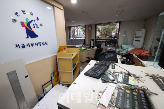 법원, '서부지법 난동' 가담자에 손배소…재산피해만 6억