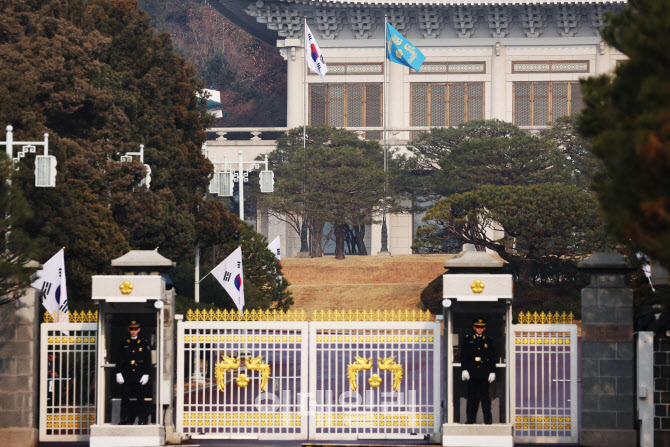 [포토]굳게 닫힌 청와대, 봉황기 게양