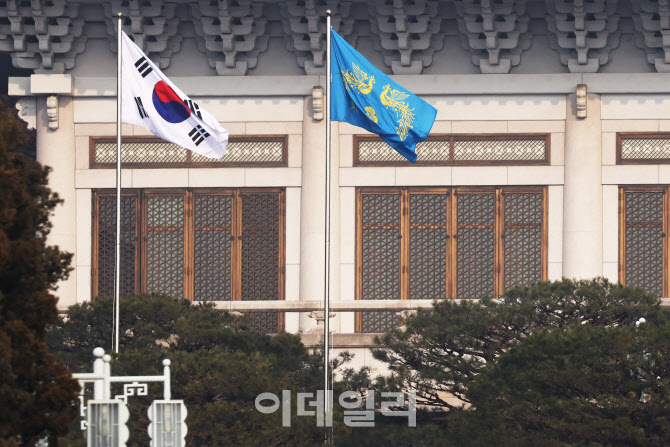 [포토]청와대에 게양된 봉황기