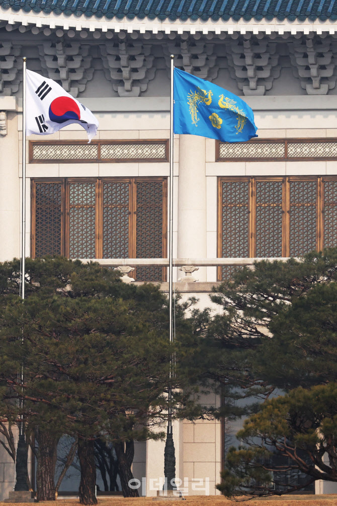 [포토]청와대, 봉황기 게양