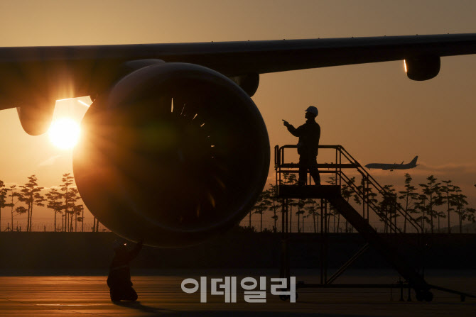 [포토]아시아나 '그물망 점검'으로 안전한 하늘길 열다