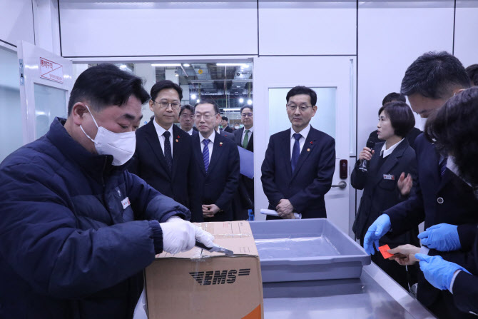 마약류 탐지 X-ray로 우편물 2차 검사…배경훈, 동서울우편집중국 현장 점검