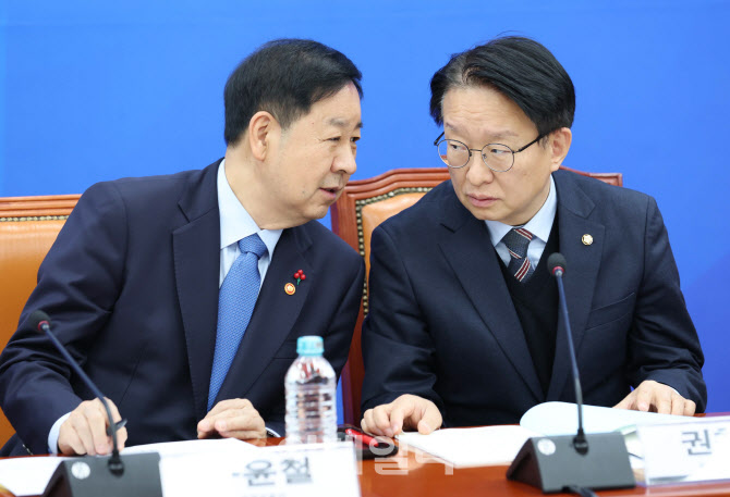 [포토]경제형벌 민사책임 합리화 제2차 당정협의, '대화하는 권칠승-구윤철'