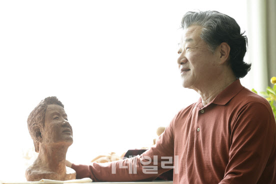 흙 작가로 변신한 전 검찰총장 “행복한 성공 비법은”
