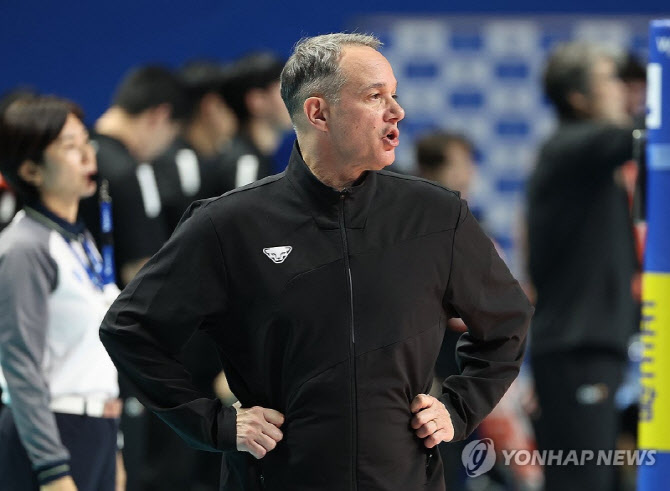 '하위권 추락' 우리카드, 파에스 감독과 결별...박철우 감독대행 선임