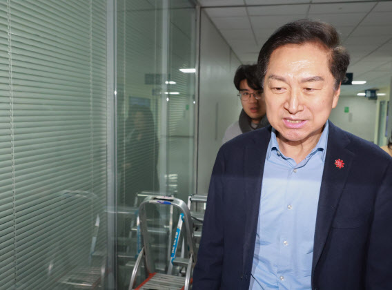 '김건희 로저비비에' 김기현 부부 사건, 오세훈 재판부가 심리