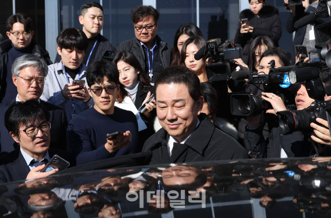 [포토]원내대표직 사퇴, '차량에 타는 김병기'