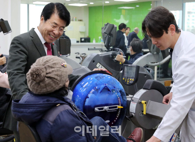 [포토] 재활치료실 찾은 서강석 송파구청장