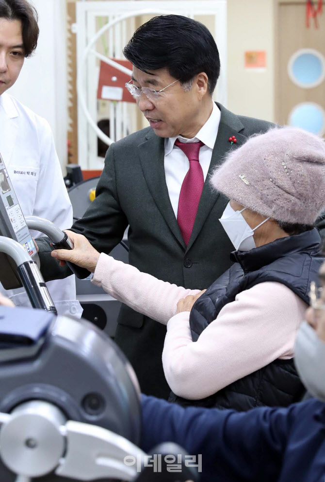 [포토] 서강석 송파구청장, 보건소 재활치료실 현장점검