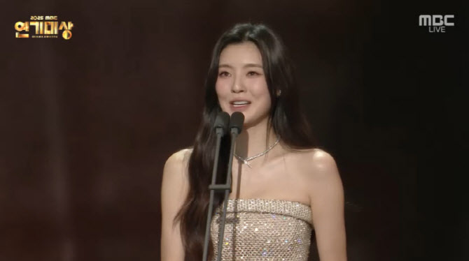 이선빈, 우수연기상 수상…"10년째 함께해준 분께 감사"[MBC 연기대상]