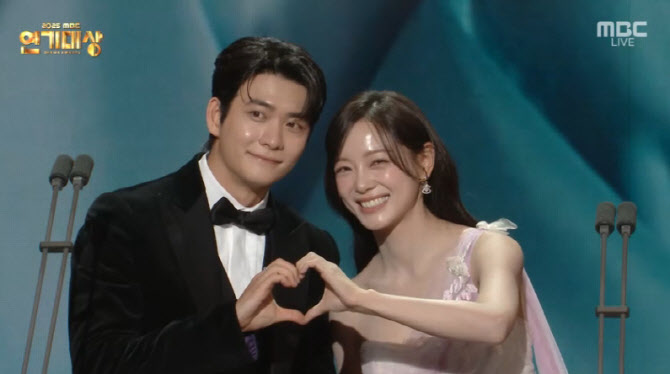 '이강달' 강태오X김세정, 베스트커플상…"한 번 더 만나고파" [MBC 연기대상]