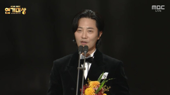'이강달' 진구, 베스트 캐릭터상…"묵묵히 함께해준 배우들 감사"[MBC 연기대상]