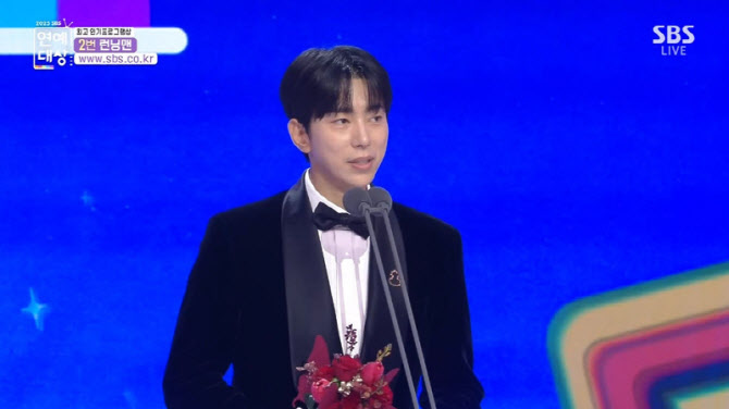 윤현민, 베스트 엔터상 "'미우새' 출연 결정해준 두 어머니께 감사"[SBS 연예대상]
