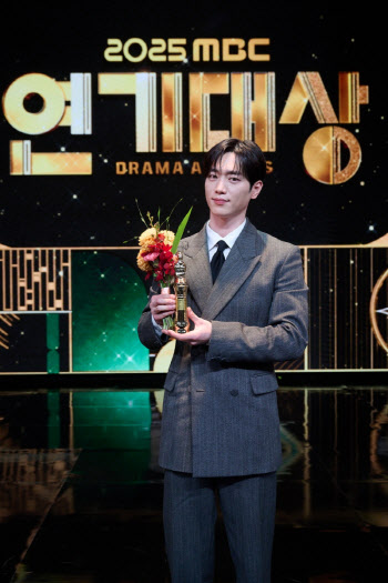 "기쁨보다 당황" 서강준, 대상 일냈다…'이강달' 7관왕 [MBC 연기대상](종합)