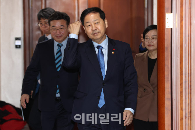 [포토]회의실 입장하는 구윤철 경제부총리