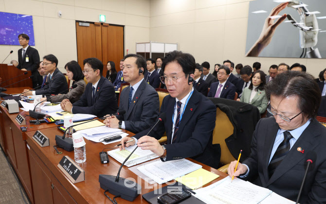 [포토]김영훈 장관, '쿠팡 이직한 공무원과 접촉하면 패가망신 당할 것'