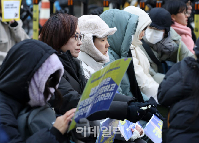 [포토] 맹추위 속 수요시위 참가자들