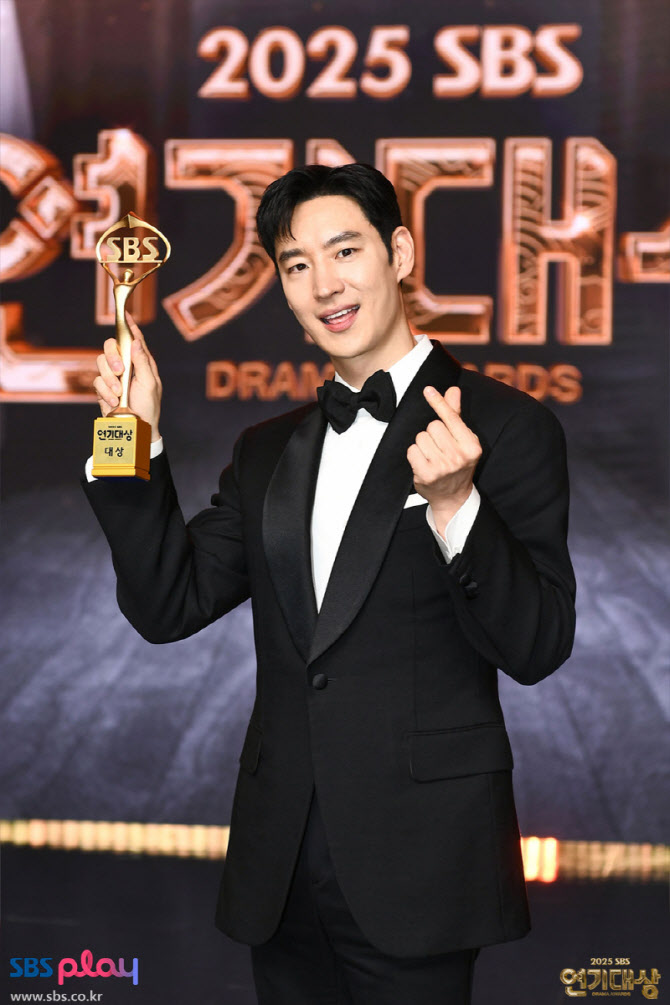 이제훈, '모범택시'로 대상만 2개…갓도기 일냈다[SBS 연기대상](종합)