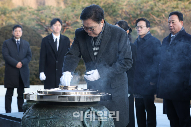 [포토]현충탑 분향하는 우원식 국회의장