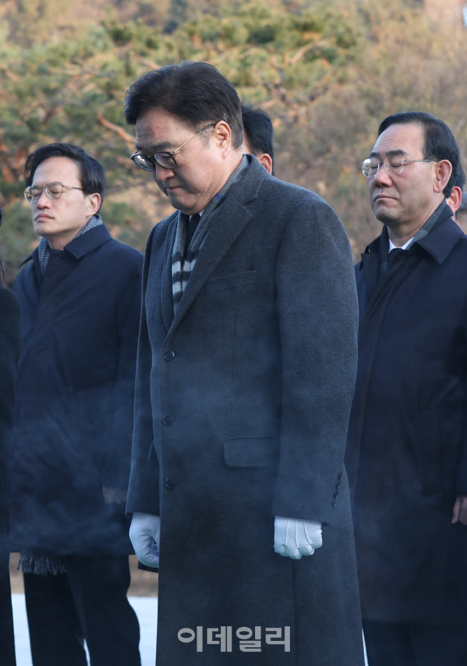 [포토]현충탑 분향하는 우원식 국회의장
