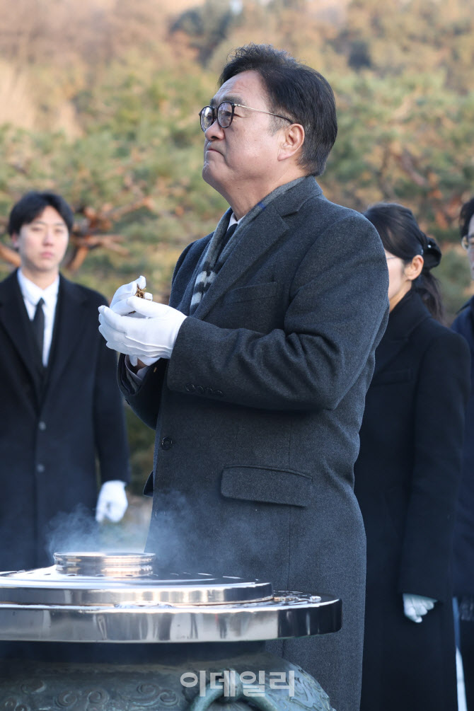 [포토]우원식 국회의장, 새해 첫날 현충탑 분향