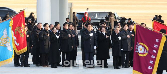 [포토]현충탑 참배하는 더불어민주당