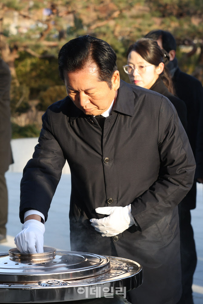 [포토]현충탑 참배하는 정청래 민주당 대표