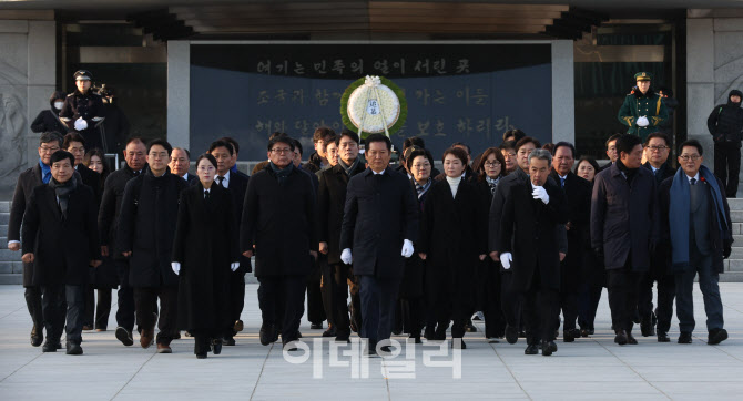 [포토]현충탑 참배 마친 더불어민주당