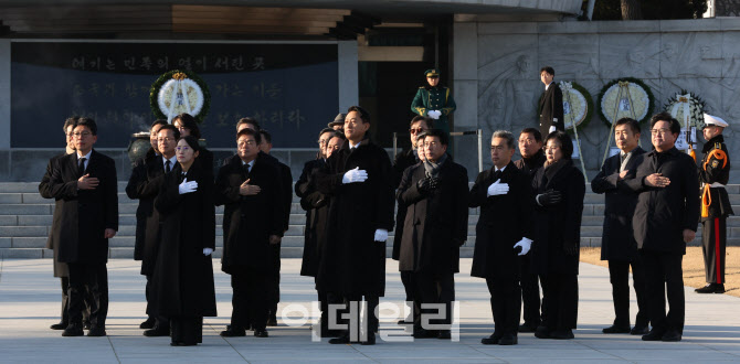 [포토]오세훈 서울시장과 구청장들, 현충탑 참배