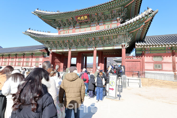 [포토]새해 첫 날, 북적이는 경복궁