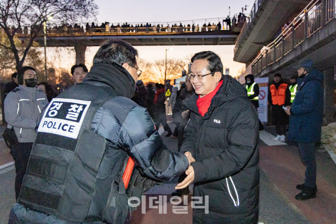 [포토] 최호권 영등포구청장, 선유도 해맞이 안전관리