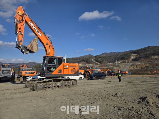 [르포]‘경보 울리며 스스로 정지’…HD건설기계 AI 혁신 안전기술