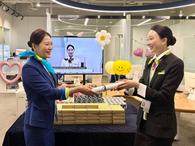 에어부산, 진에어 승무원과 브리핑실 통합…환영 행사 진행