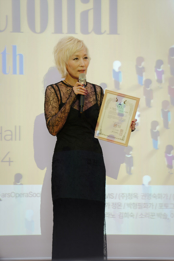 이혜영, AoA 인터내셔널 어워즈 수상...연말 화려한 피날레
