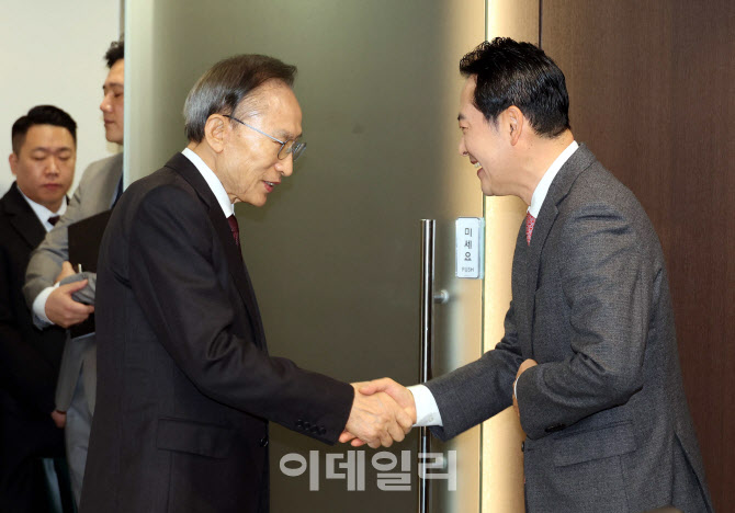 [포토]'새해 맞아 MB 예방한 장동혁 대표'