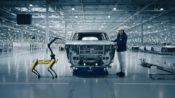 로봇경비의 새벽순찰 동행…화재 예방·환자 보고도 `척척`[르포]