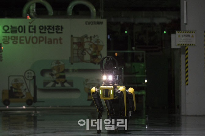 로봇경비의 새벽순찰 동행…화재 예방·환자 보고도 `척척`[르포]