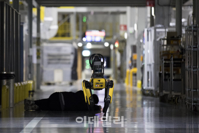 로봇경비의 새벽순찰 동행…화재 예방·환자 보고도 `척척`[르포]