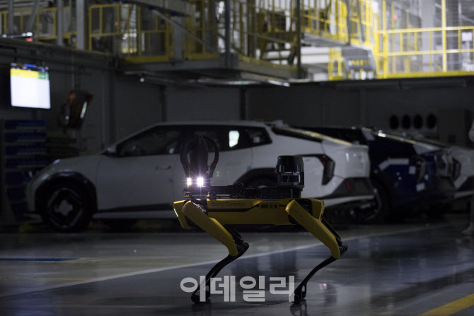 로봇경비의 새벽순찰 동행…화재 예방·환자 보고도 `척척`[르포]