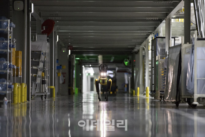 로봇경비의 새벽순찰 동행…화재 예방·환자 보고도 `척척`[르포]