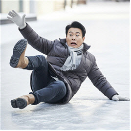 겨울철 노인 낙상 멀쩡해 보여도...뇌손상·고관절 ‘시간차 위험’